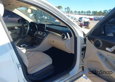 2016 Mercedes-Benz C 300 z USA, uszkodzony, nr VIN 55SWF4JB0GU099638